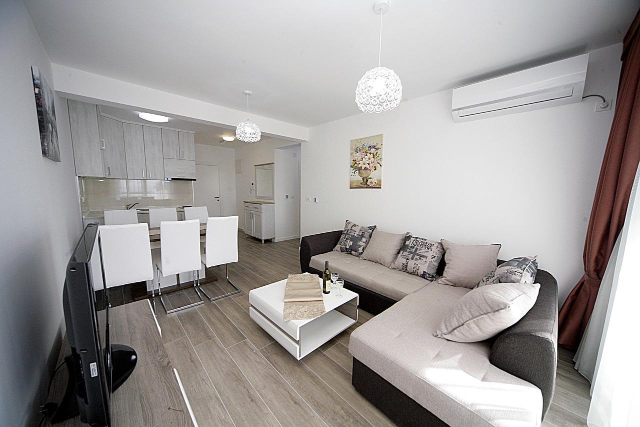 Sea Star Apartment Dobra Voda Exterior photo